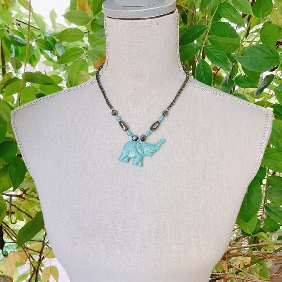 Vintage Howlite Gemstone Elephant Pendant Necklace Boho Hematite Jewelry Figural - Picture 6 of 10
